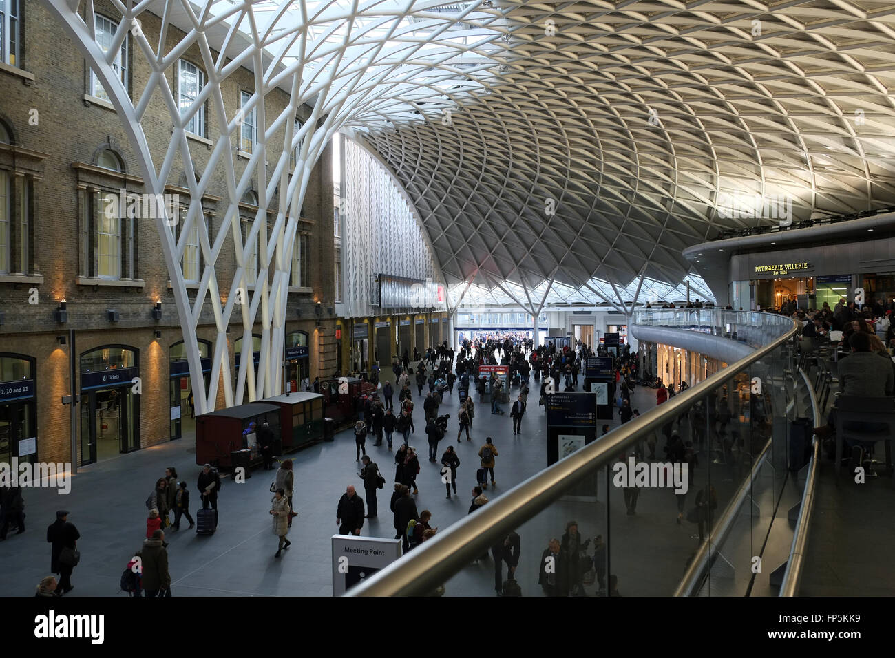 Il concourse alla stazione ferroviaria di King's Cross a Londra, Inghilterra, Regno Unito, Europa. Foto Stock