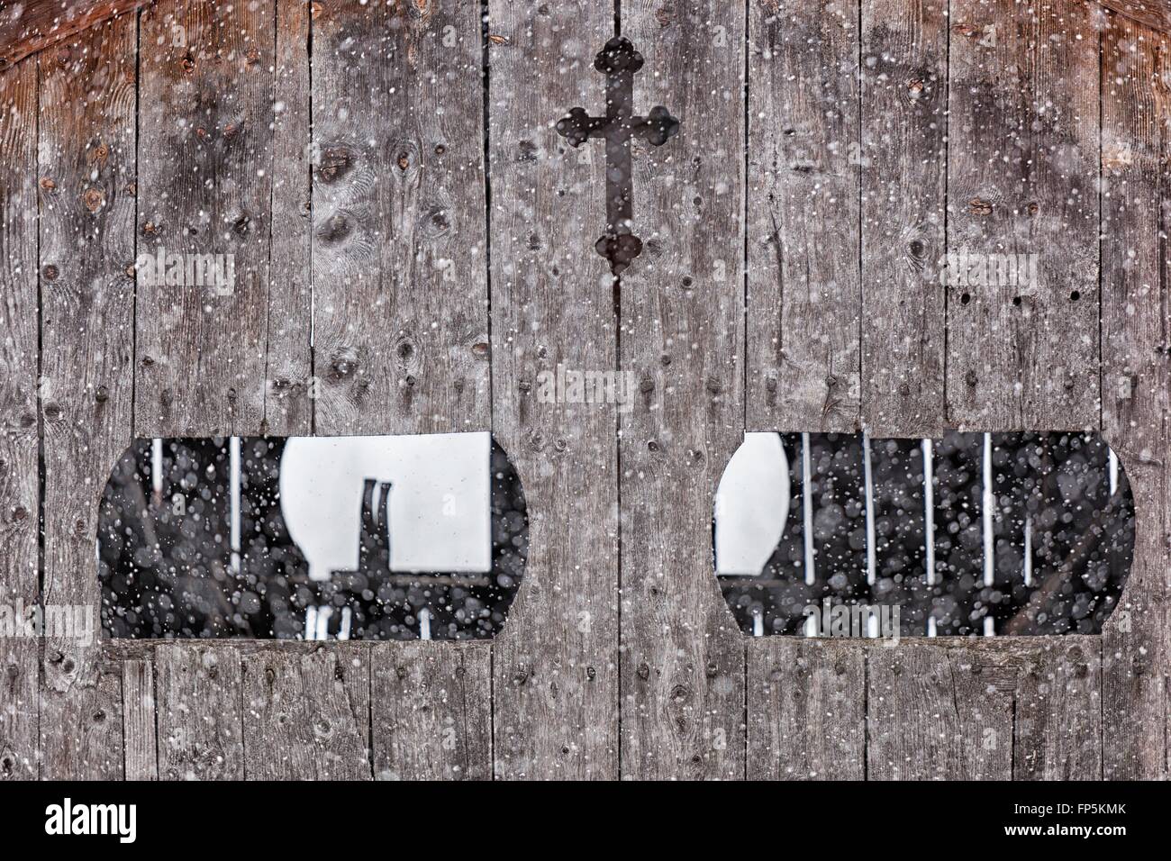 Sotto una nevicata di un tipico edificio di legno in villaggio alpino di Sauris Sauris di Sotto, Sauris, Friuli Venezia Giulia, la Carnia , Foto Stock