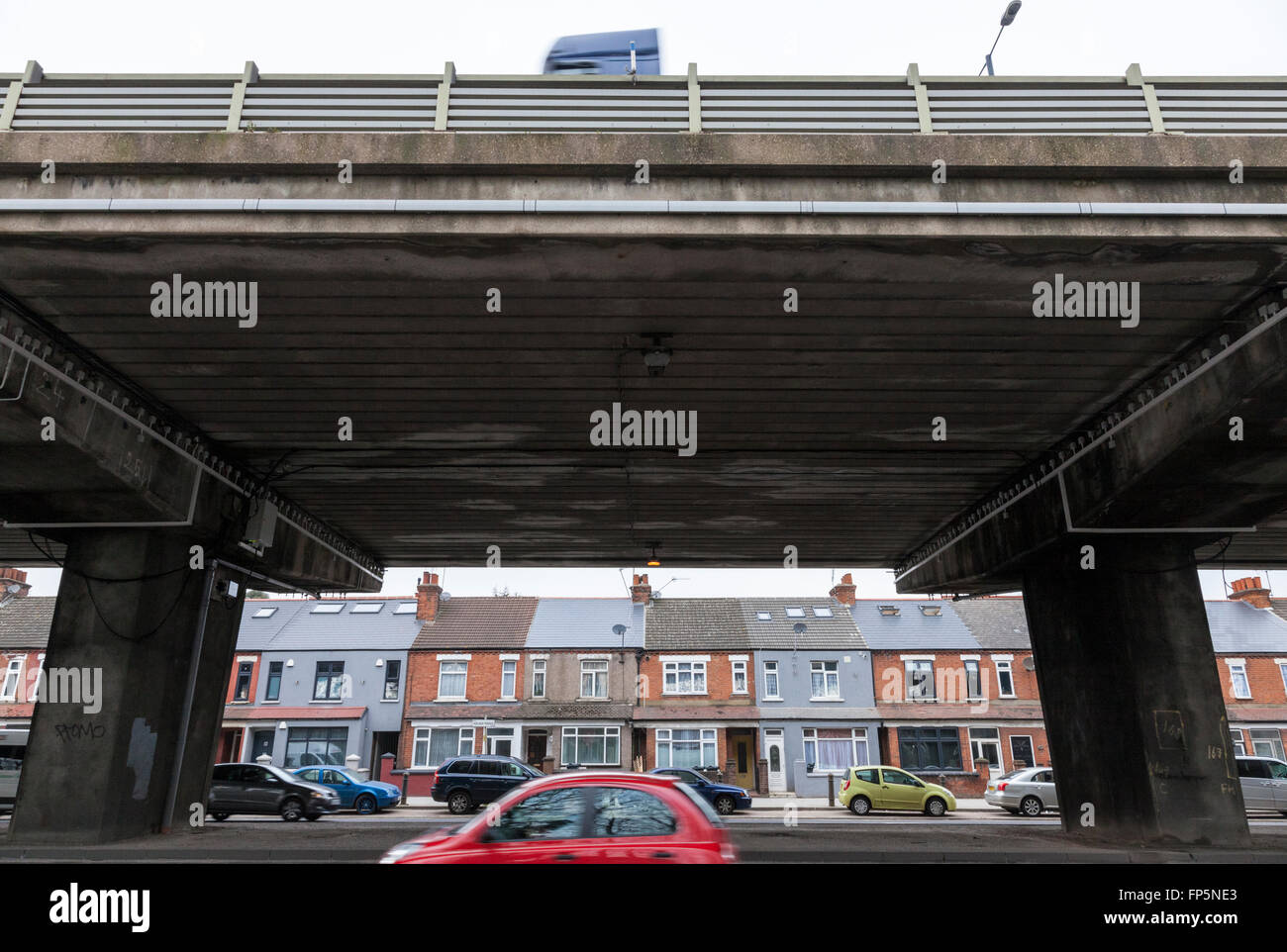 Il paesaggio urbano. Una sezione di elevate di autostrada M4 al di sopra della A4 road accanto alle case a Brentford, London, England, Regno Unito Foto Stock