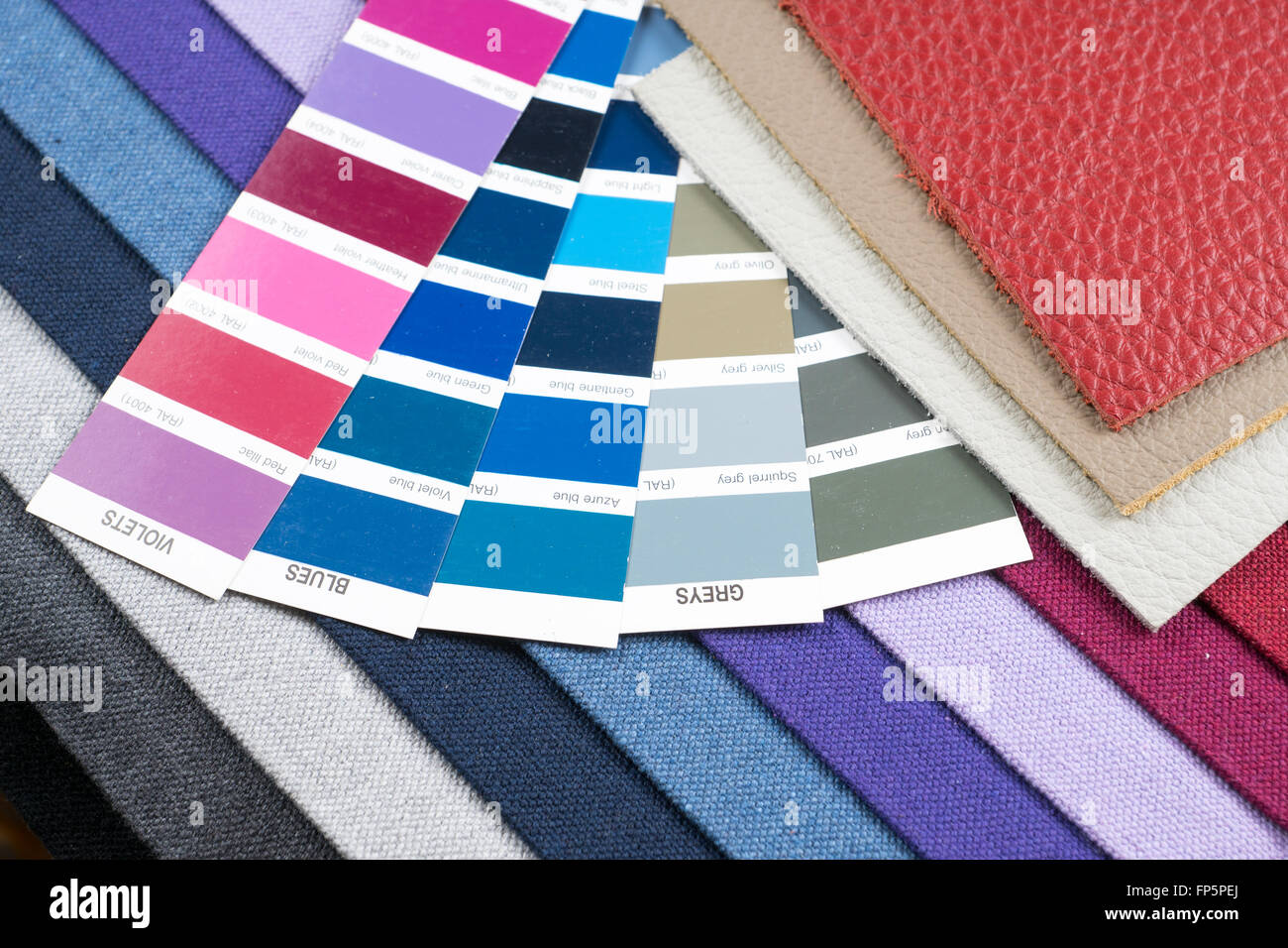 Tessuto colorato e campioni di pelle con pantone Foto stock - Alamy