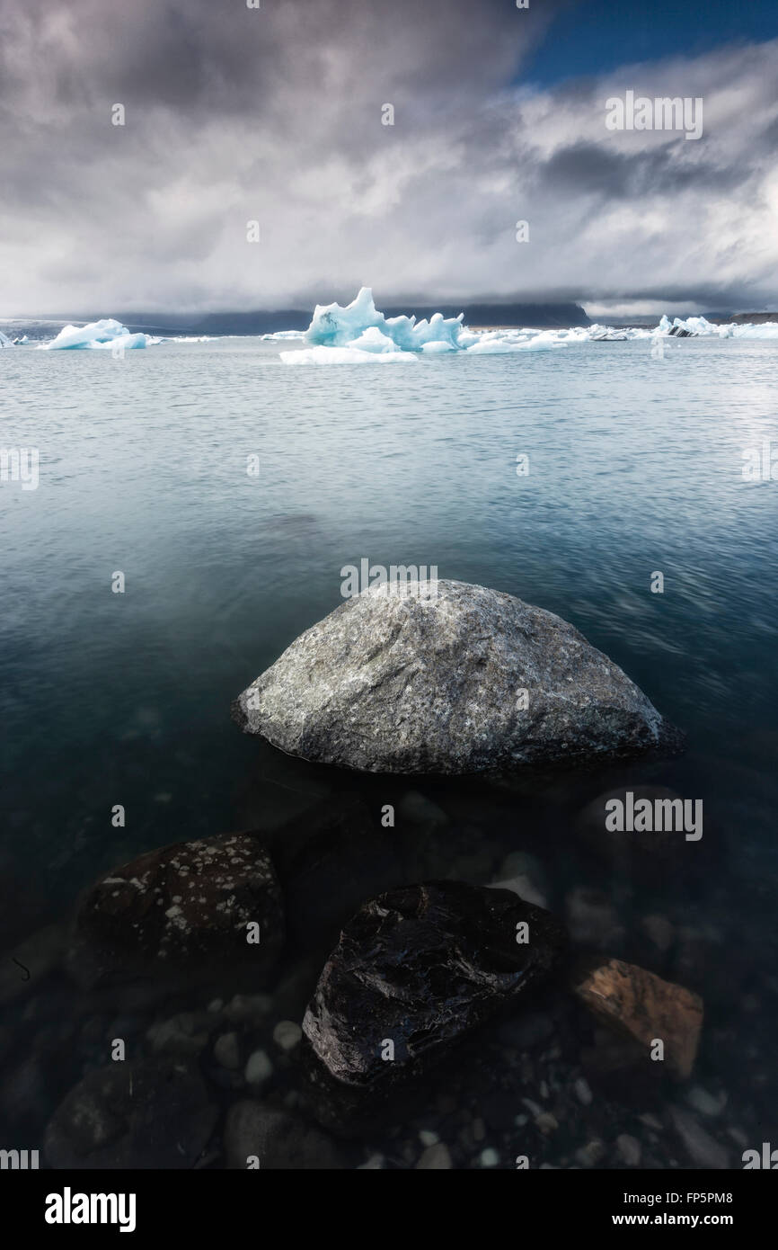 J+Âkuls+írl+¦n laguna, sullo sfondo la Vatnaj+Âkull ghiacciaio, j+Âkuls+írl+¦n laguna sud Islanda, Su+¦urland, Islanda Foto Stock
