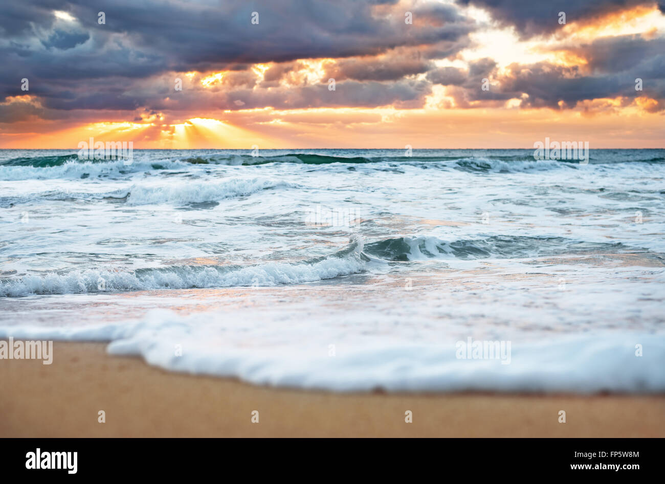 Colorato alba sopra il mare. La natura della composizione. Foto Stock