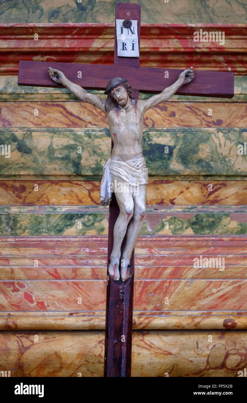 Croce sull'altare nella Basilica del Sacro Cuore di Gesù a Zagabria in Croazia il 16 settembre, 2015 Foto Stock