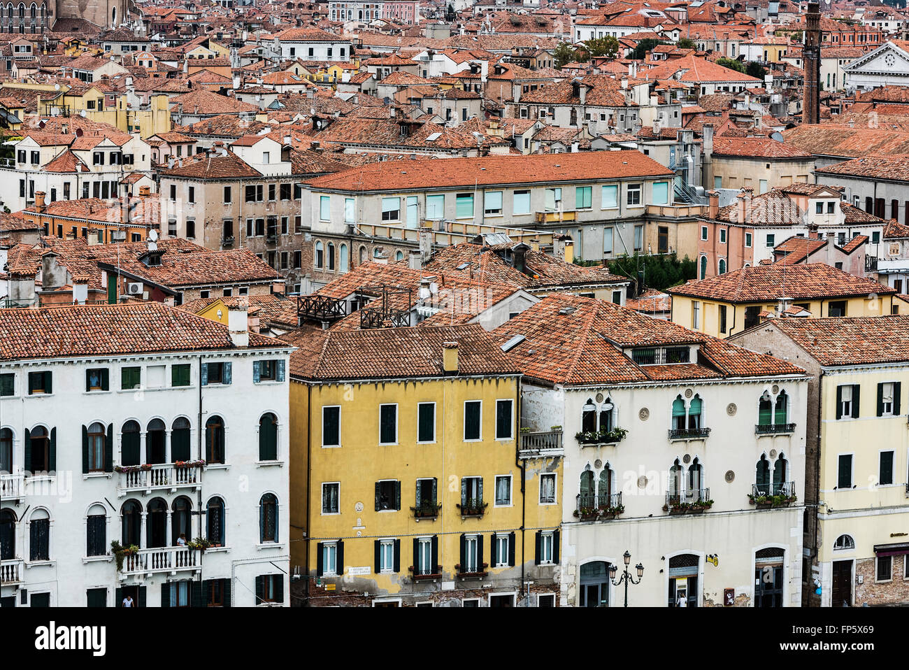 Affascinante architettura tradizionale e tetti in terracotta nella città di Venezia, Italia Foto Stock