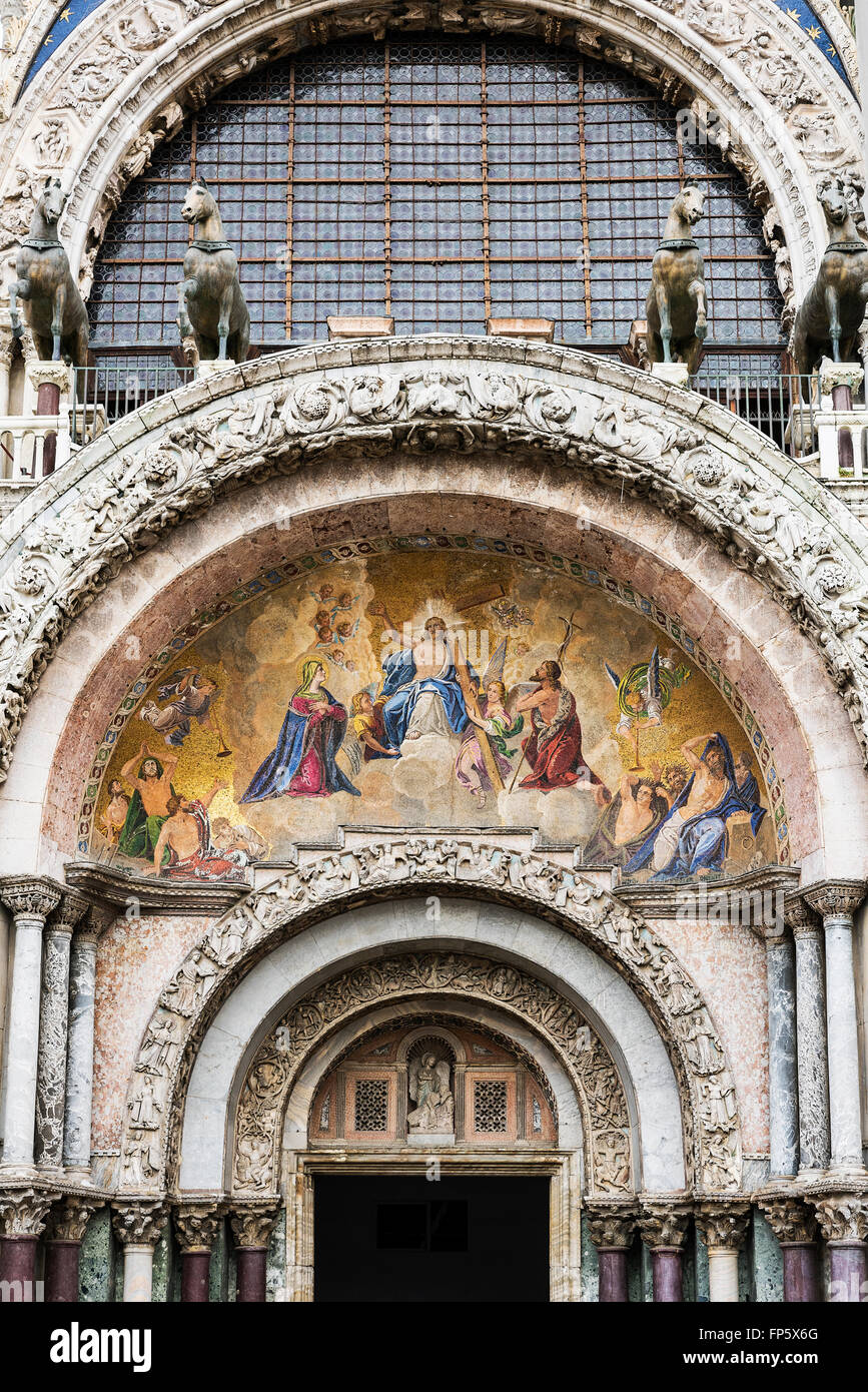 La Basilica di San Marco, porta dettaglio, Venezia, Italia Foto Stock