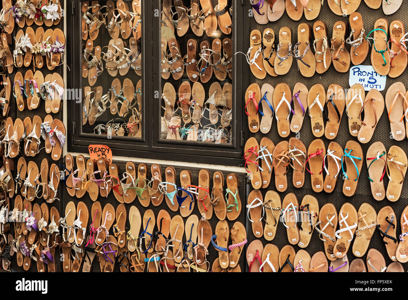 Sandali sul display nel negozio del fornitore, Sorrento, Italia Foto Stock