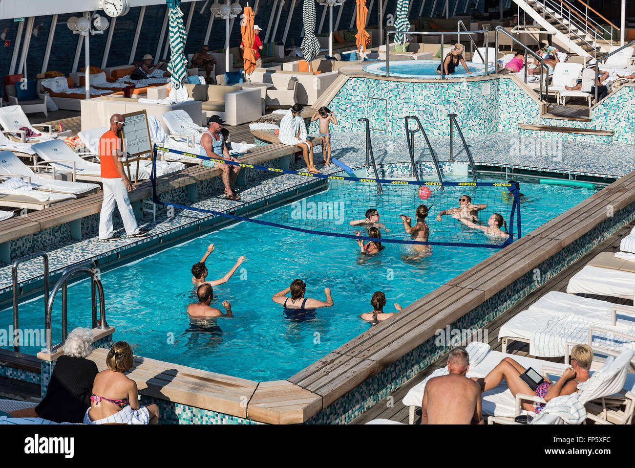Pallavolo in acqua su una nave da crociera piscina, Crystal serenità nave Foto Stock