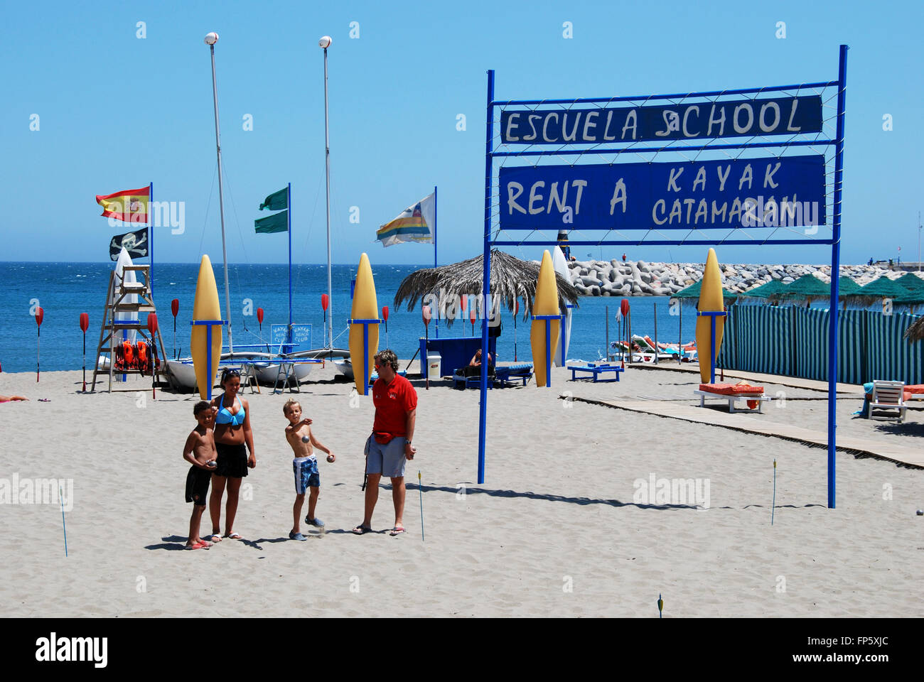 Famiglia giocando a bocce (Boule) sulla spiaggia, Benalmadena, Costa del Sol, provincia di Malaga, Andalusia, Spagna, Europa occidentale. Foto Stock