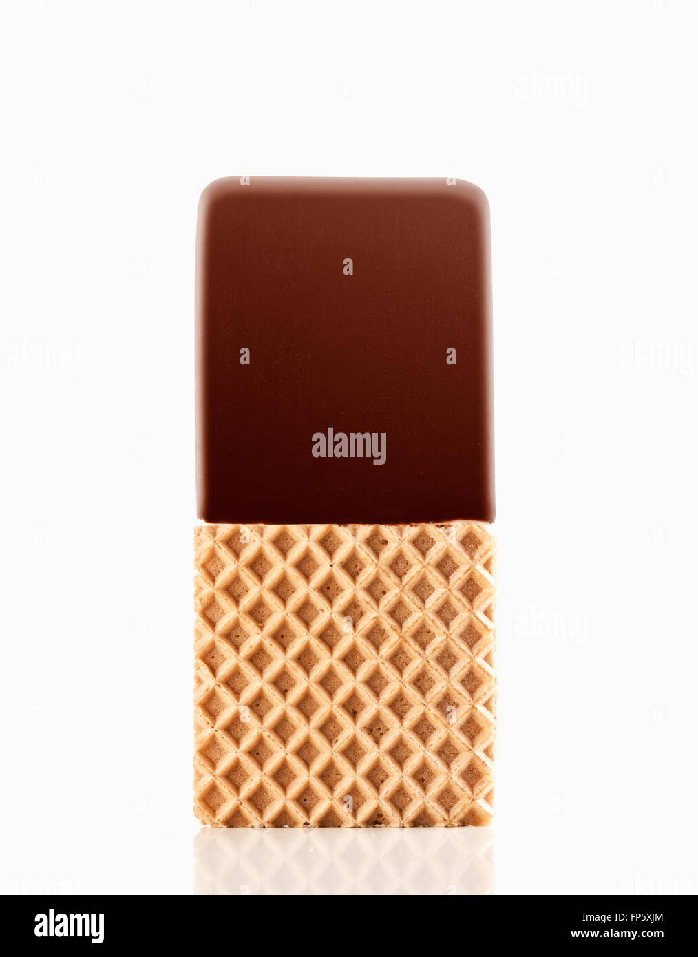 Ice Cream Sandwich con topping di cioccolato isolato su sfondo bianco Foto Stock