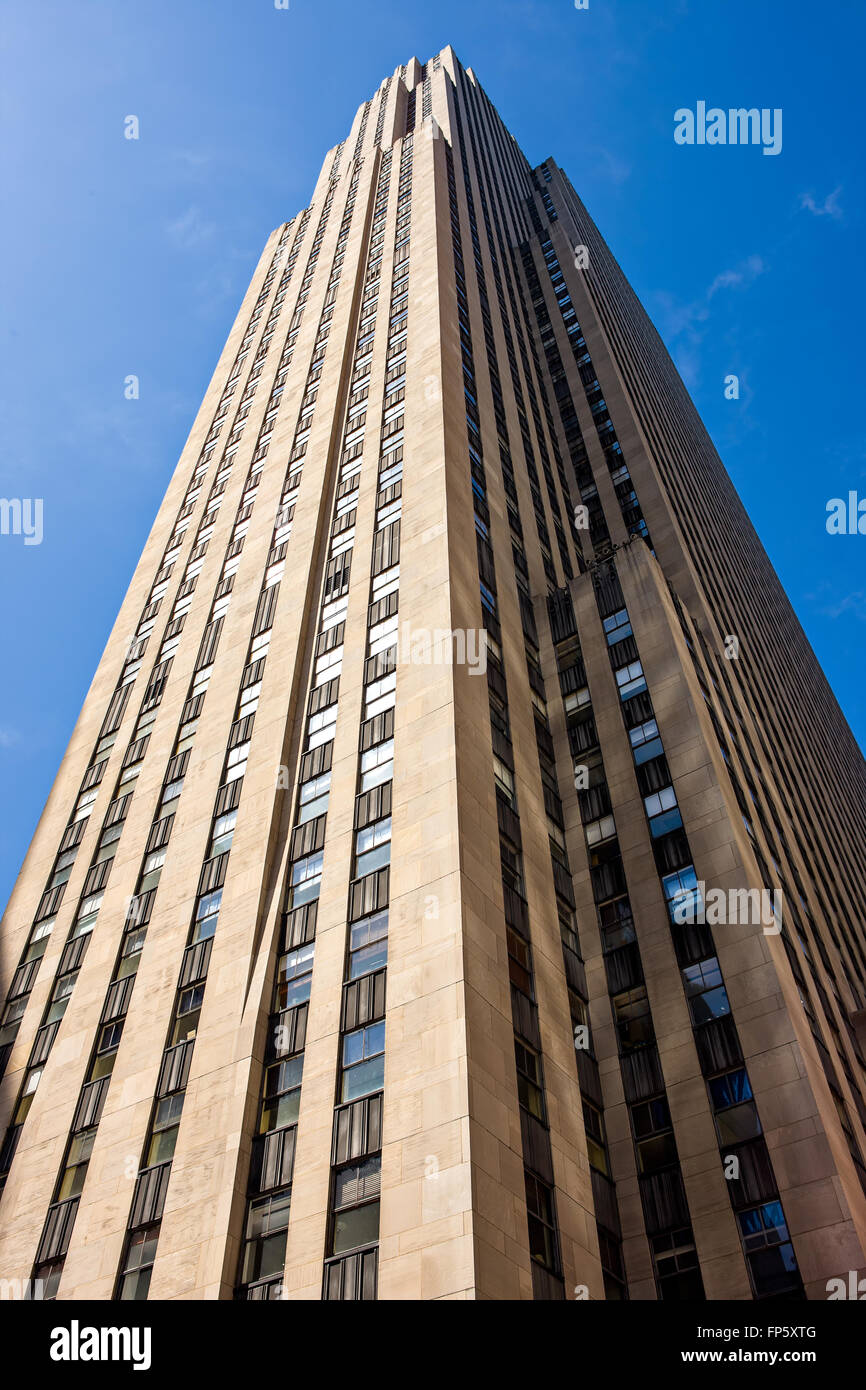 Basso angolo vista ravvicinata di stile Art Deco Rockefeller Center grattacielo. Midtown Manhattan, New York City Foto Stock