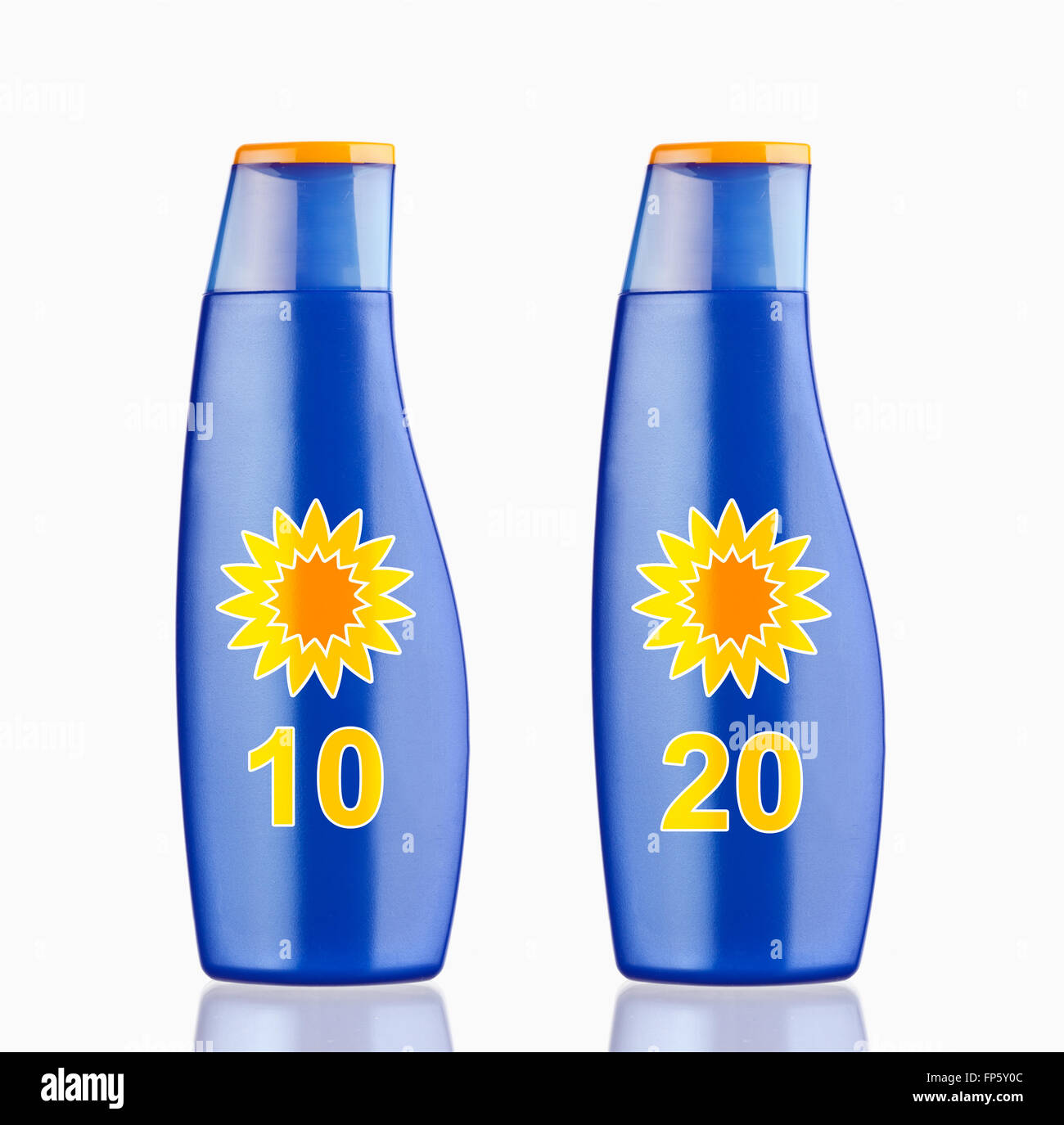 Plastica blu bottiglia di crema solare su sfondo bianco Foto Stock