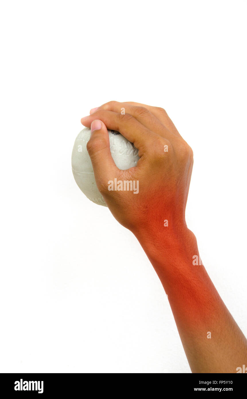 Il dolore della mano da bambini per prendere la palla su sfondo bianco Foto Stock
