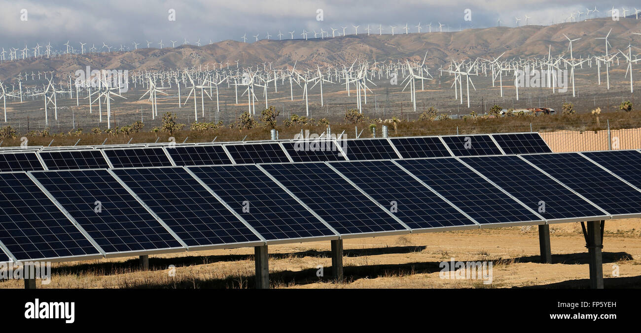 Pannelli solari e di un mulino a vento della produzione di energia elettrica nei pressi di Mojave California Foto Stock