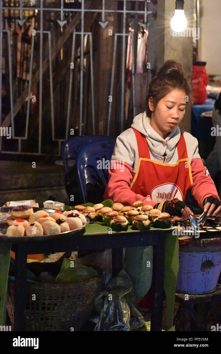 Luang Prabang , mercato notturno khao nom Kok, morso dimensioni Lao torte di noce di cocco. Fatta con farina di riso e crema di cocco Foto Stock