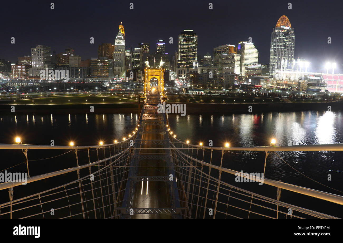 John A. Roebling sospensione ponte sopra il fiume Ohio tra Cincinnati, Ohio e Covington, Kentucky. Foto Stock