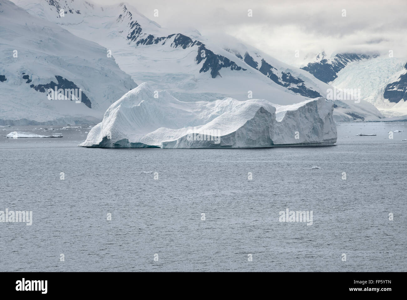 Grandi iceberg vicino alla costa di Paradise Bay, Penisola antartica. Paradise Harbour, noto anche come Paradise Bay è una vasta embayment dietro Lemaire e isole Bryde in Antartide, il rientro della costa occidentale di Graham terra tra Duthiers e Leniz punti. Il nome è stato applicato per la prima volta dai whalers operanti nelle vicinanze ed è stata in uso dal 1920. È solo uno dei due porti utilizzati per navi da crociera per arrestare il continente; l'altra è Neko Harbour. Argentina Almirante Brown base antartica sorge sulla costa del golfo, come fa cile González Videla base antartica. Foto Stock