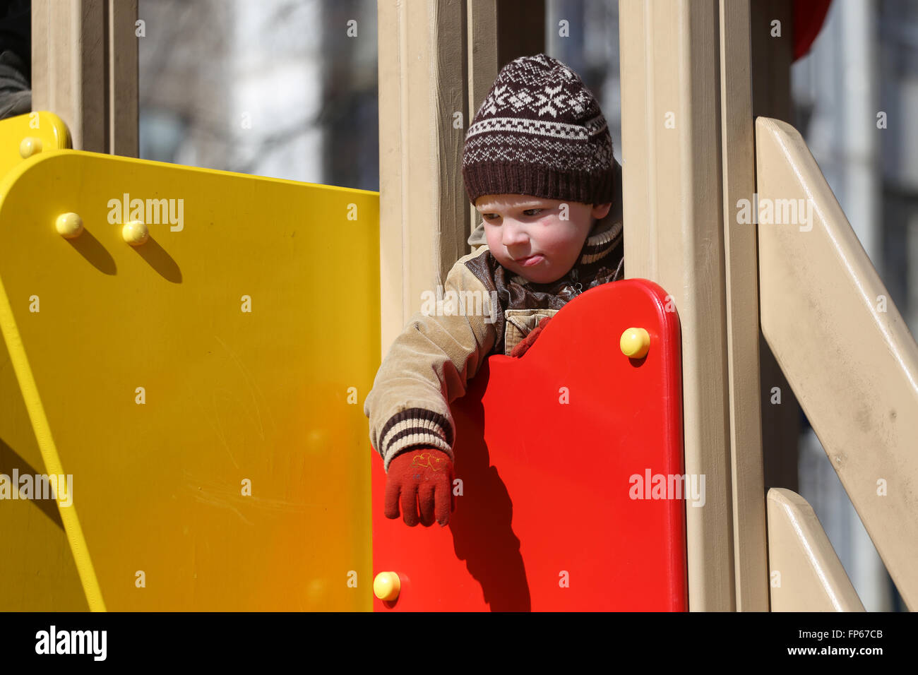 I bambini giocano nel parco giochi. inizio primavera Foto Stock