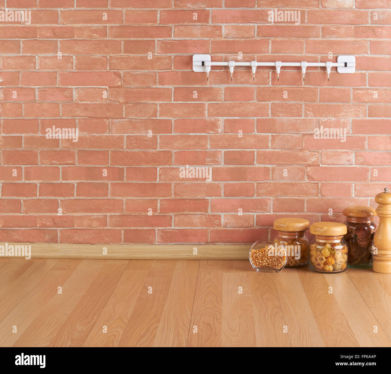 Spazio vuoto sul bancone della cucina con ganci contro un muro di mattoni Foto Stock