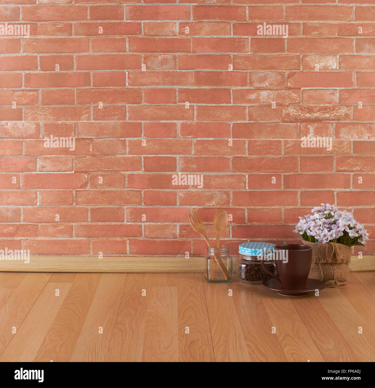 Spazio vuoto sul bancone della cucina e il muro di mattoni Foto Stock