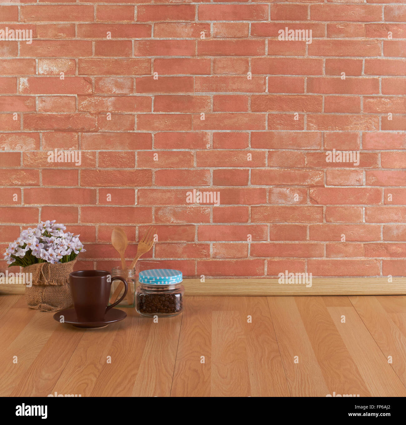 Spazio vuoto sul bancone della cucina e il muro di mattoni Foto Stock