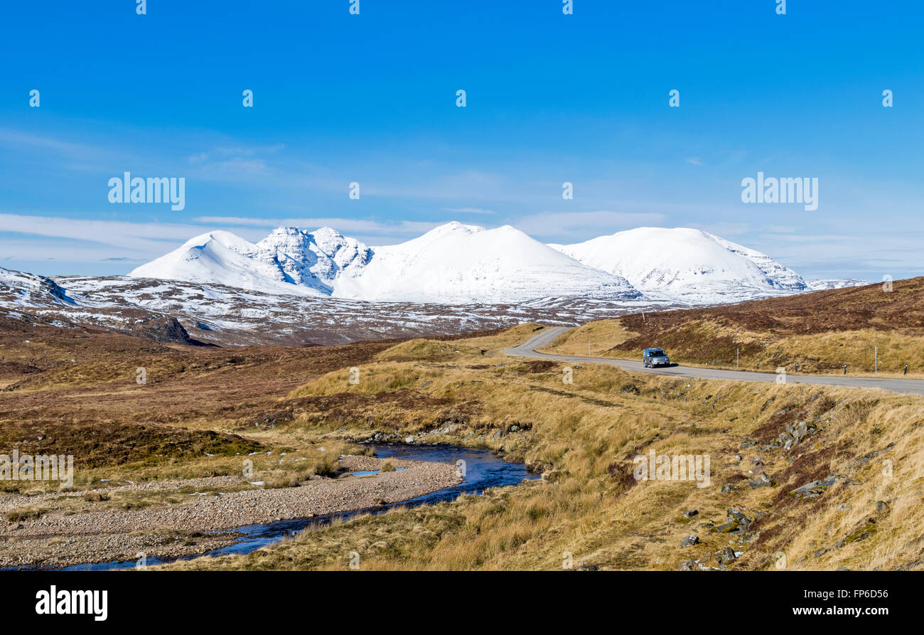 Un TEALLACH montagna con neve da A832 strada verso la costa ovest della Scozia Foto Stock