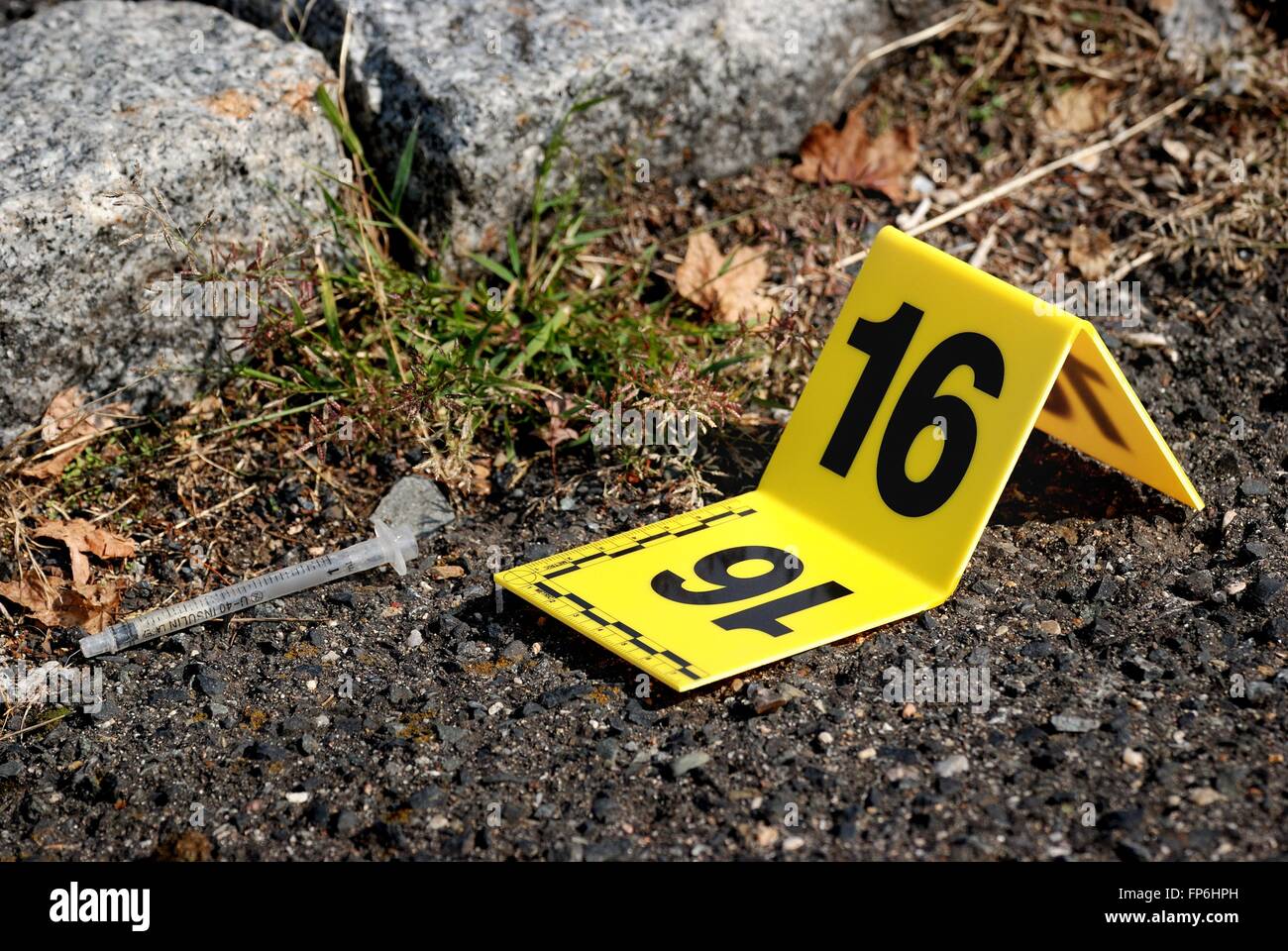 Prove di scene del crimine accanto alla siringa Foto Stock