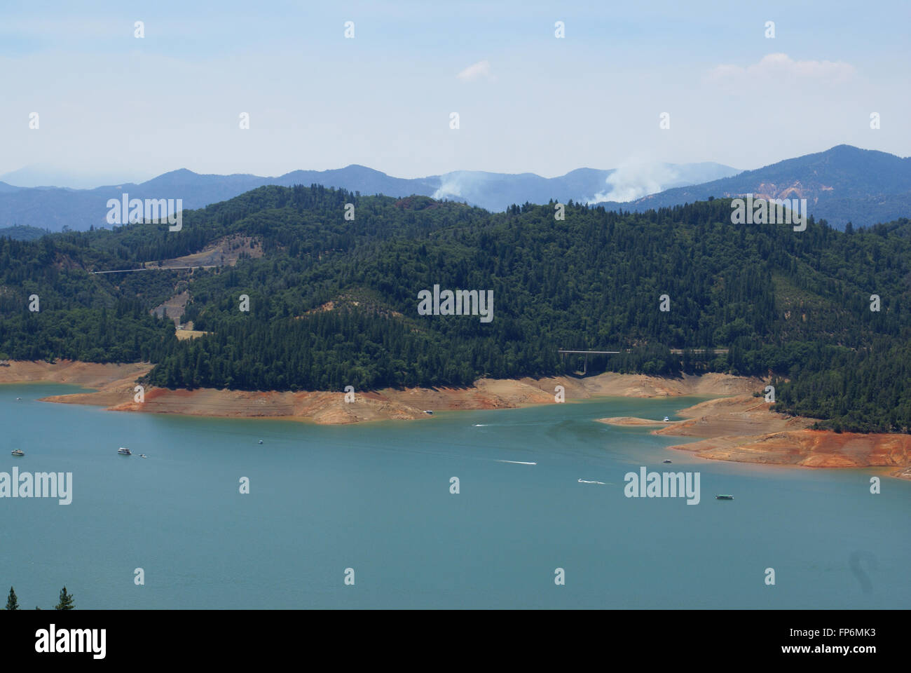 Lago Shasta Shasta, County, California, USA, un serbatoio di acqua in Shasta-Trinity National Forest, alimentata dalla diga di Shasta Foto Stock