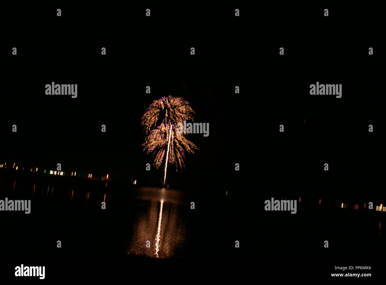 Il lago di Siskiyou fuochi d'artificio, che si tiene ogni anno sulla notte del 4 luglio, giorno di indipendenza degli Stati Uniti d'America, da Mt Shasta comunità Foto Stock