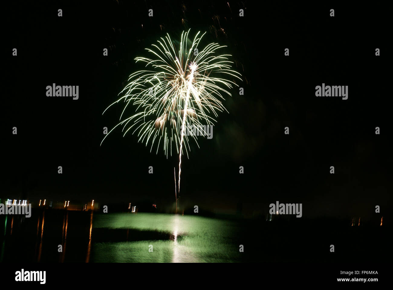 Il lago di Siskiyou fuochi d'artificio, che si tiene ogni anno sulla notte del 4 luglio, giorno di indipendenza degli Stati Uniti d'America, da Mt Shasta comunità Foto Stock