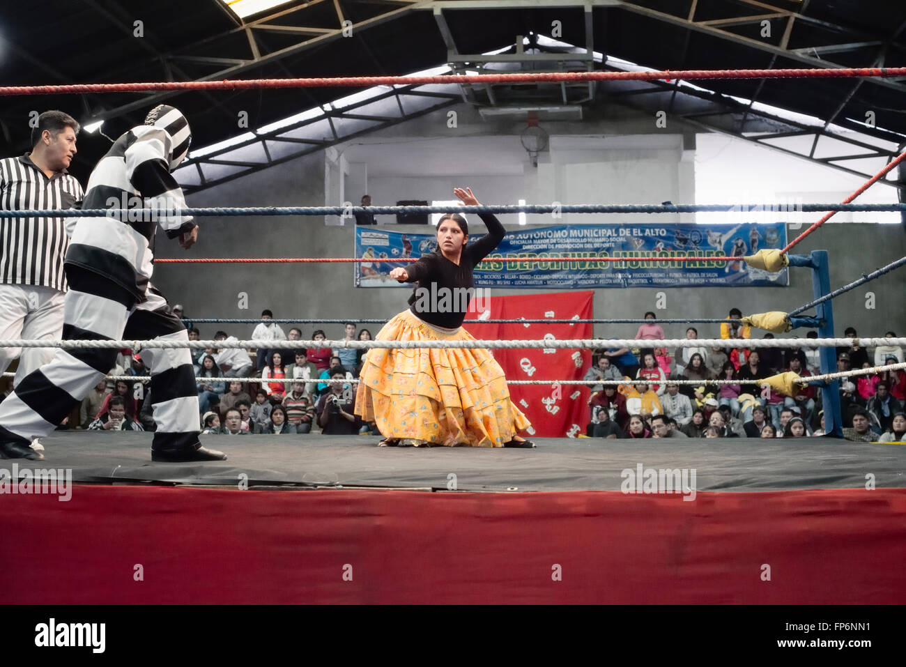 Maschio e femmina di lottatori in combattimento al Cholitas evento di wrestling, El Alto, La Paz, Bolivia. Foto Stock