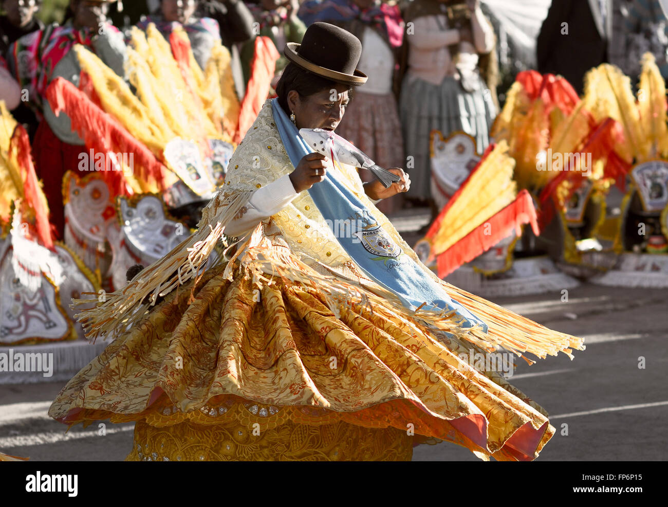 L Aymara donne che danzano al Festival di La Virgen del Rosario in provincia di Chucuito, Regione di Puno, Perù. La Virgen del Rosario è il santo patrono dell'Ordine Domenicano, che erano in carica delle confraternite slave in tempi coloniali. La celebrazione è evidenziata dalla presenza di pallas, signore vestito in costume con maniche larghe e alte corone di fiori e il famoso negritos, danzatori vestiti di lana nera maschere che animano la celebrazione. Foto Stock