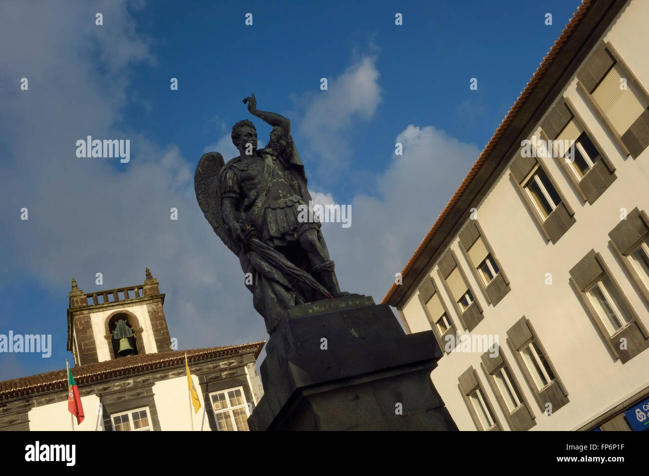 Statua di angelin anteriore Ponta Delgada municipio edificio. Azzorre, Portogallo Foto Stock