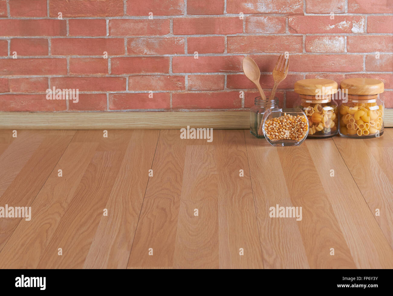 Spazio vuoto sul bancone della cucina e il muro di mattoni Foto Stock