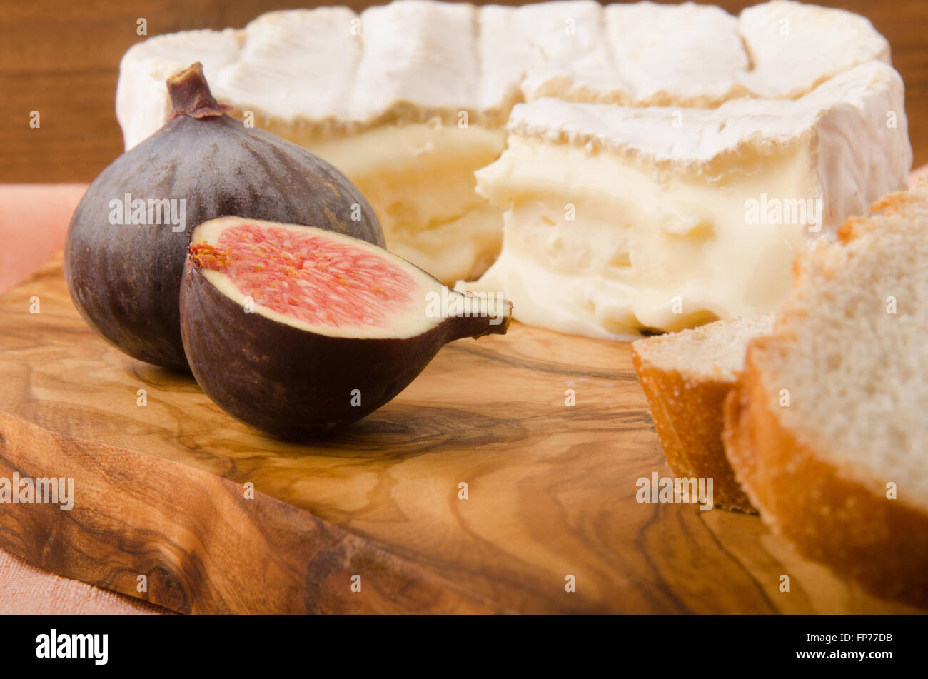 Camembert con fig, il pane sulla tavola di legno Foto Stock