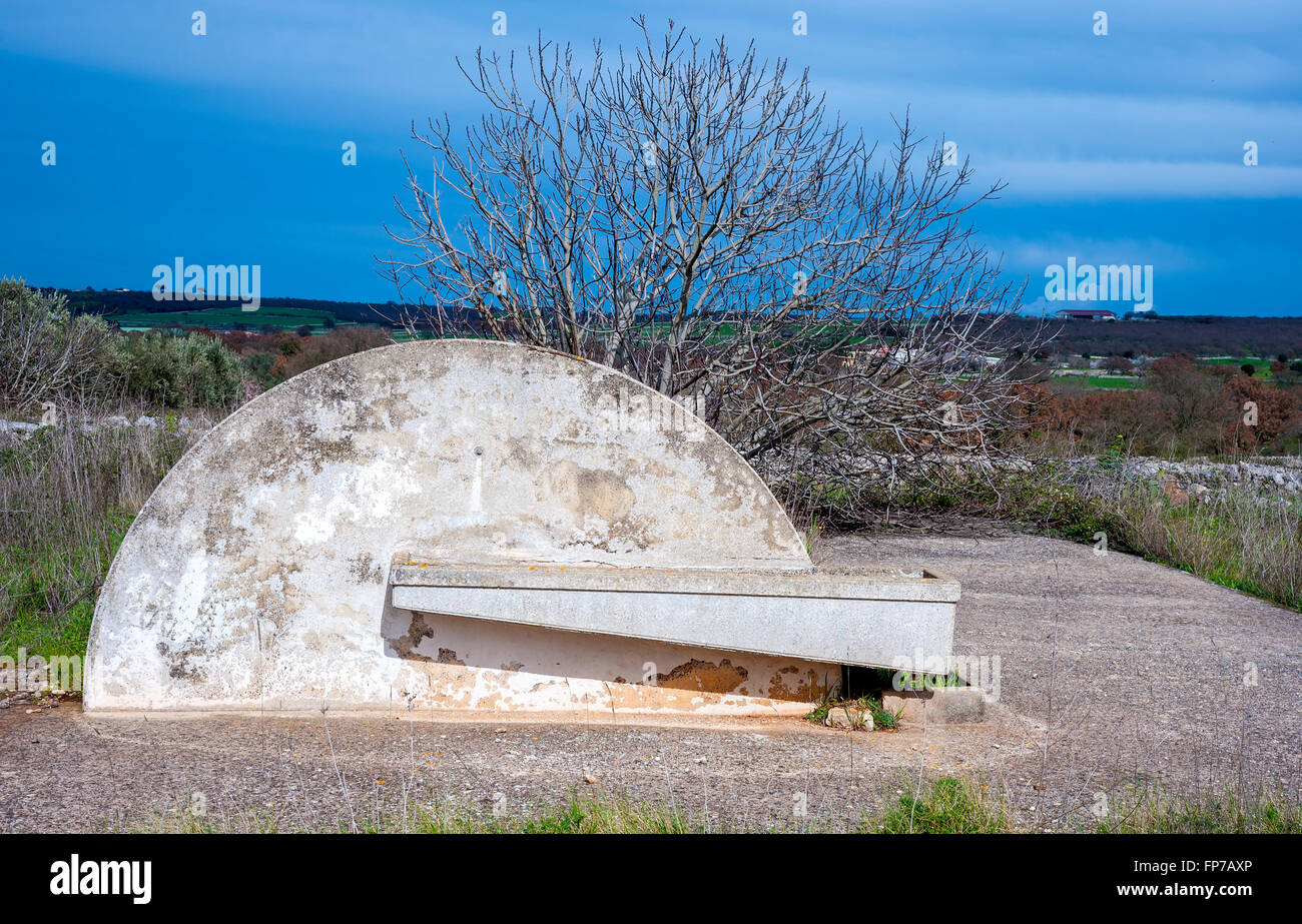 Trogolo di acqua di un consorzio di bonifica in Puglia campagna Foto Stock
