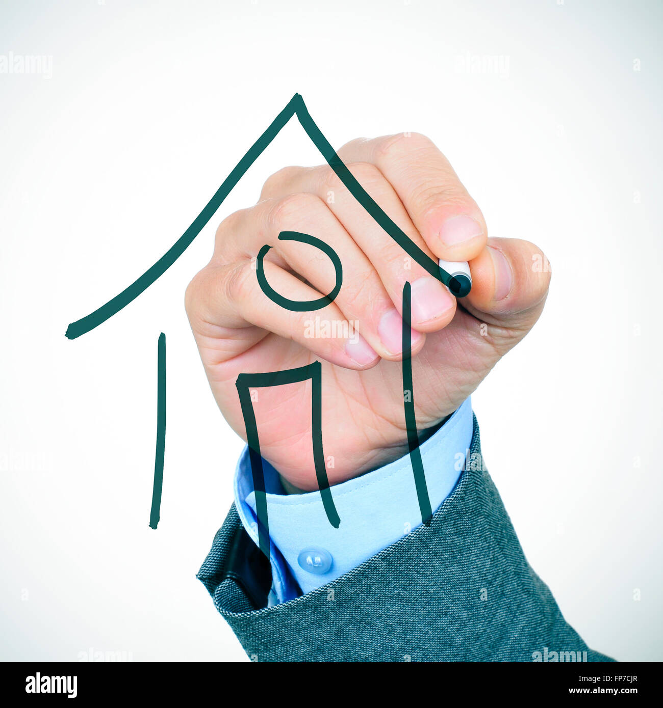 Primo piano della mano di un giovane imprenditore caucasica nel soddisfare il disegno di una casa con una penna in primo piano Foto Stock