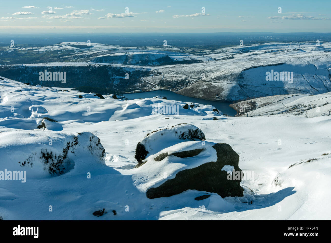 Neve profonda e rocce sulla Kinder Scout altopiano, sopra il serbatoio Kinder, Hayfield, Peak District, Derbyshire, England, Regno Unito Foto Stock
