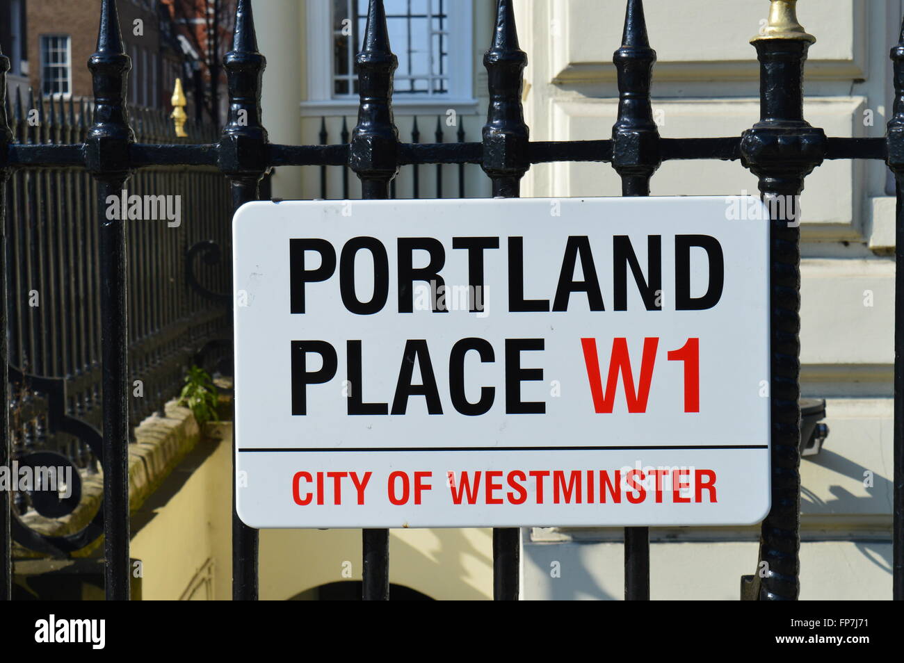 Portland Place London W1. City of Westminster, classico London street segno. Il centro di Londra, home o f la BBC Foto Stock