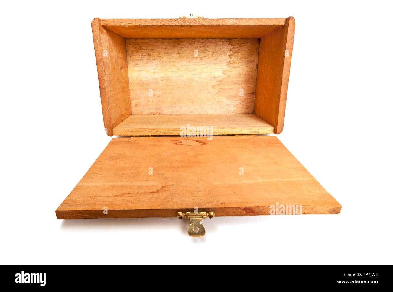 Svuotare una scatola di legno che giace con coperchio aperto verso il Viewer Foto Stock