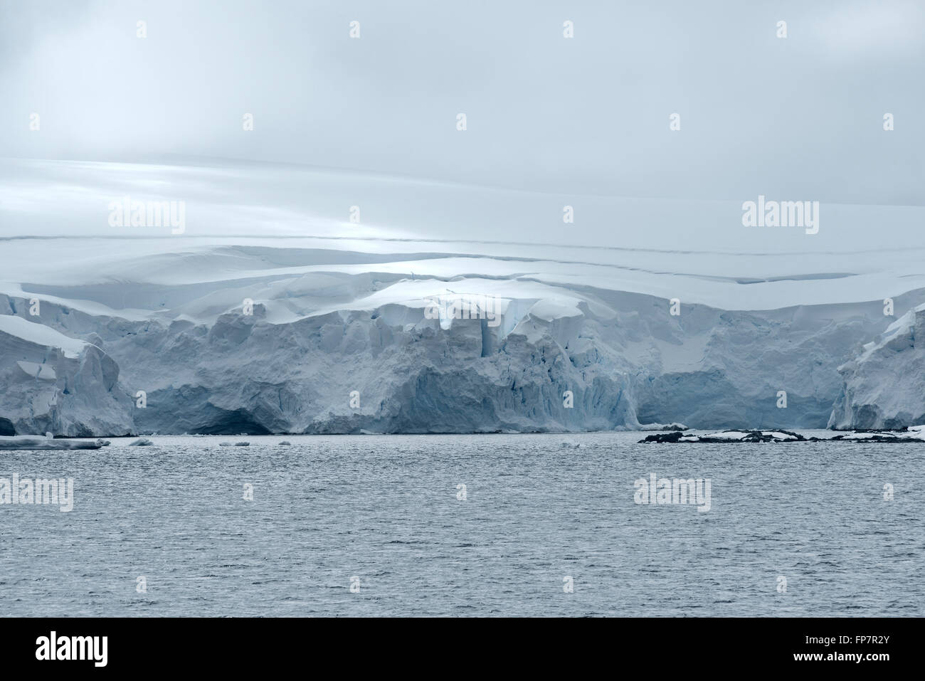 Grande Ghiacciaio a Neko Harbour, Andvord Bay, Penisola antartica. Tra le più belle zone in Antartide offrendo viste scolpito iceberg e manto di balene in alloggiamenti interni che sono circondata da spettacolari ghiacciai e montagne. Foto Stock