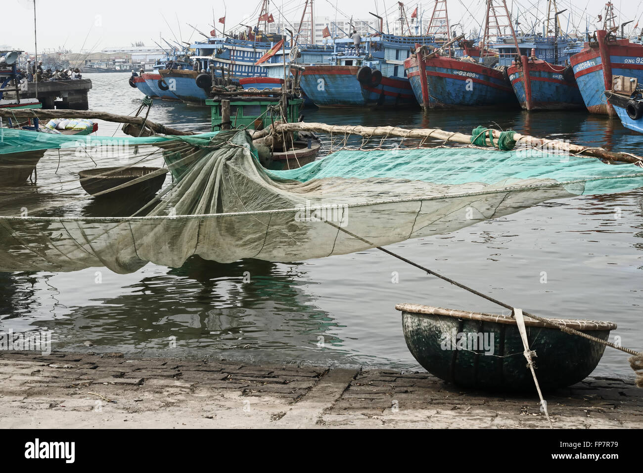 Tradizionale barca da pesca con rete e Bamboo Carrello barca presso il Villaggio di Pescatori di Da Nang, Vietnam del Sud Foto Stock