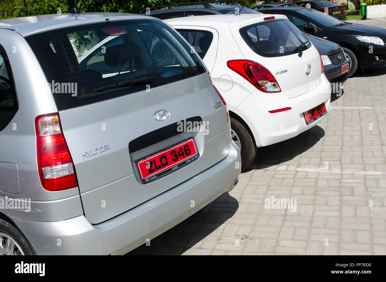 Numero rosso delle piastre sul retro delle vetture parcheggiato in un parcheggio nella città di Kyrenia nella parte settentrionale di Cipro. Foto Stock