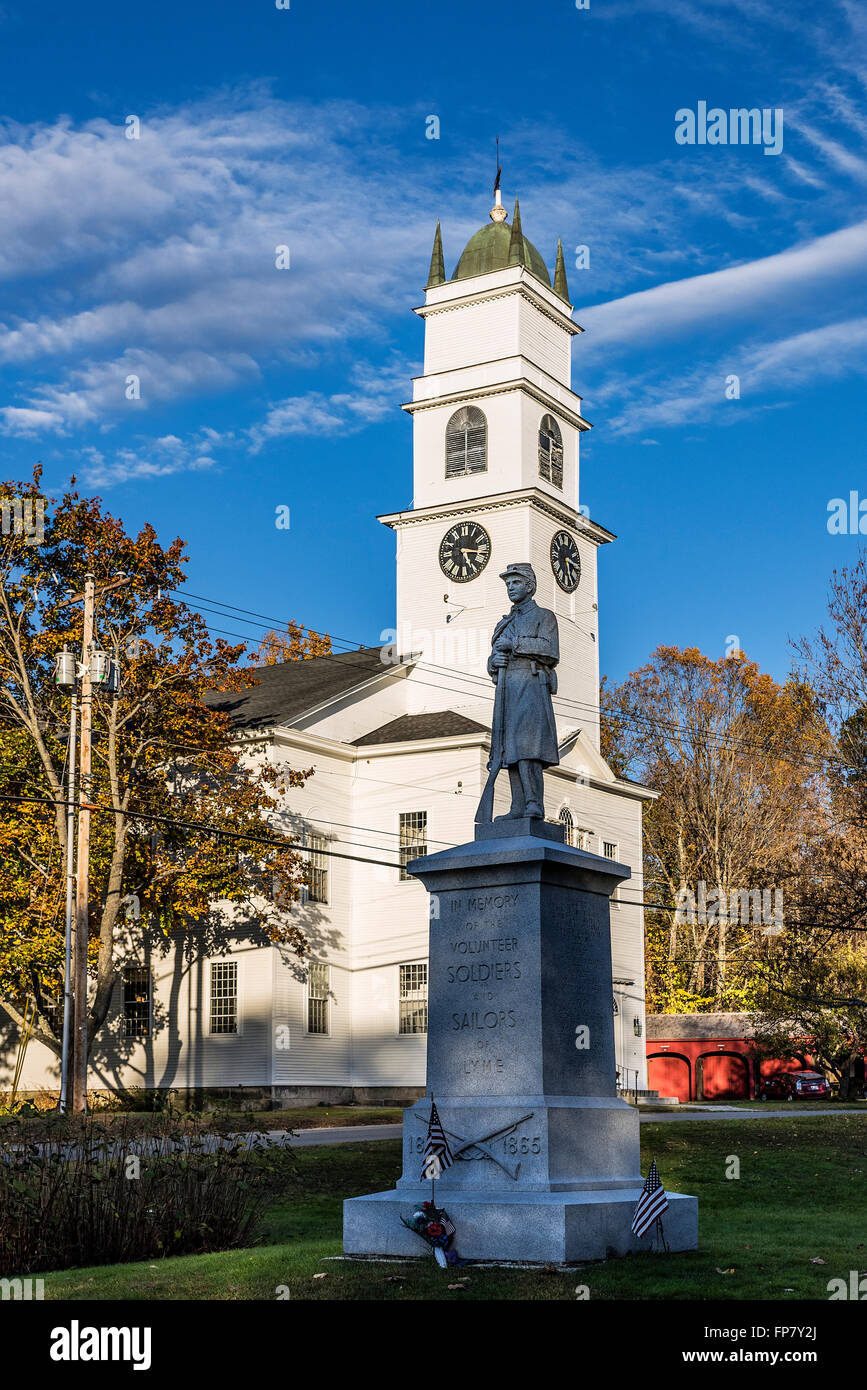 La chiesa e il War Memorial, Lyme, New Hampshire, STATI UNITI D'AMERICA Foto Stock