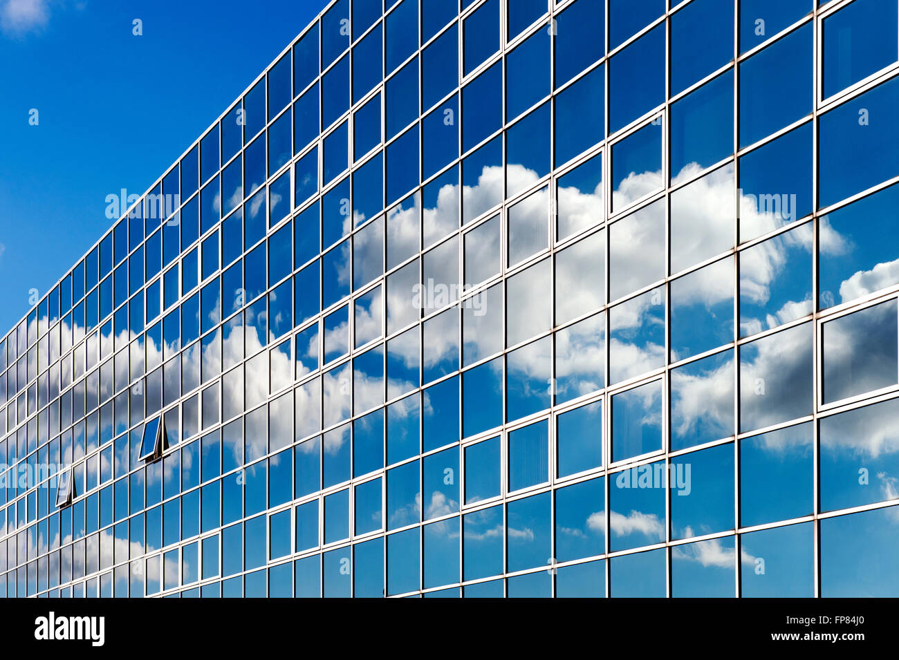 Milton Keynes blocco ufficio finestre di vetro astratta. Milton Keynes, Buckinghamshire, Inghilterra Foto Stock