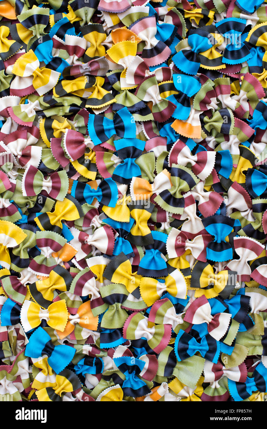 Fantasia di farfalle di pasta. Farfalle di pasta. Aromatizzato pasta colorata. Specialità di pasta Foto Stock