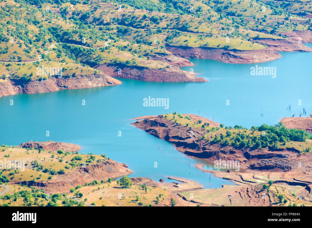 Pulire blue calme acque del fiume Krishna vicino alla sua fonte al tempio Krishnabai, Mahabaleshwar, Maharashtra, India Foto Stock