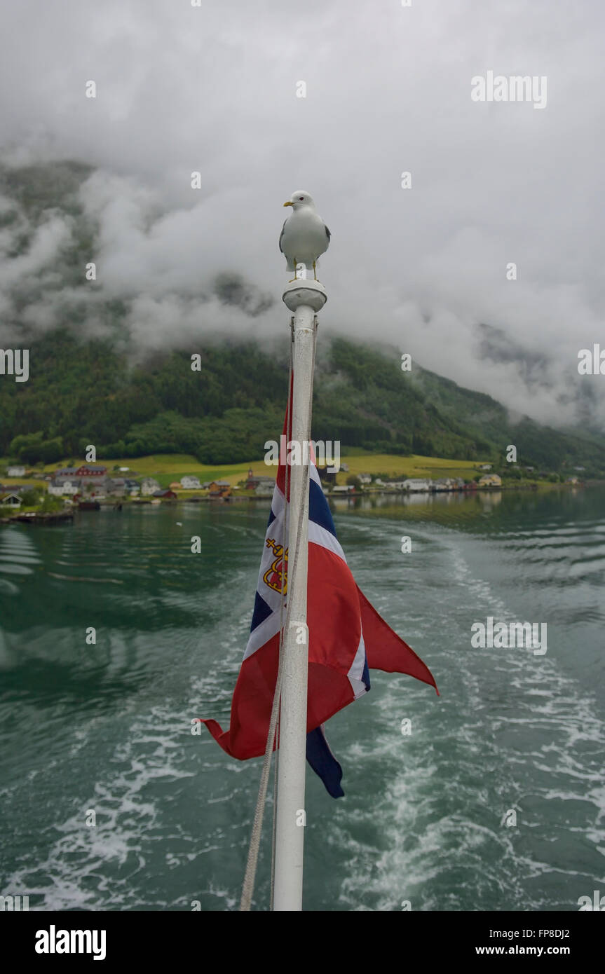 Traghetto per Balestrand lasciando Fjaerland. La Norvegia. Foto Stock