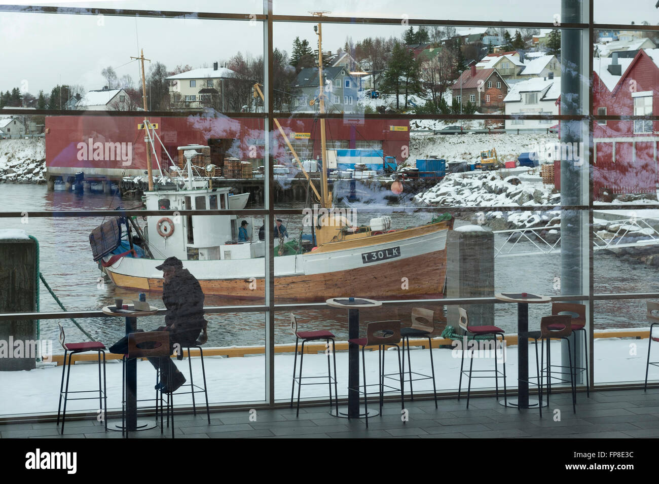 Cafe presso il terminale in motoscafo a Finnsnes. Una piccola città situata nel comune di Lenvik nella contea di Troms. La Norvegia. Foto Stock