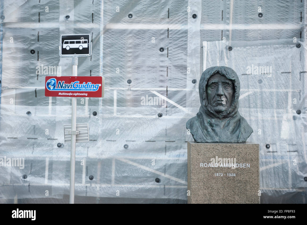 Busto in bronzo di Roald Amundsen al di fuori del museo polare. Tromso. Norvegia Foto Stock