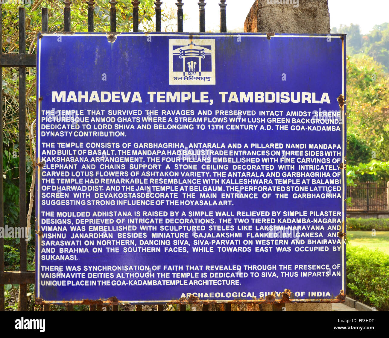 Indagine archeologica di India board dando la descrizione del tempio Mahadeva a Tambdi Surla, Sanguem, Goa, India Foto Stock